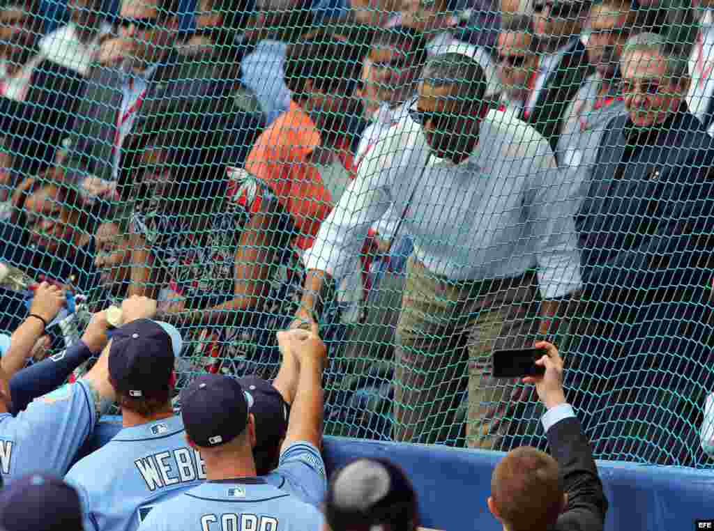 El presidente de Estados Unidos, Barack Obama (2d), saluda a los jugadores junto al mandatario cubano, Raúl Castro (d), antes del inicio del juego de béisbol entre el equipo de Cuba y los Rays de Tampa Bay hoy, martes 22 de marzo de 2016.
