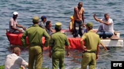 Guardafronteras cubanos intentan frenar una salida ilegal.