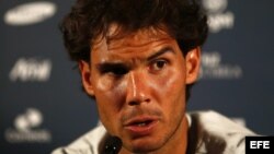 El tenista español Rafael Nadal habla durante una conferencia de prensa acerca de su participación en el Rio Open de Tenis.