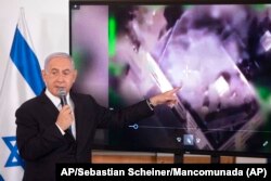 El primer ministro israelí, Benjamín Netanyahu, presenta una serie de fotos del conflicto con Hamas a embajadores extranjeros en Tel Aviv, Israel, el 19 de mayo de 2021. Foto: AP/Sebastian Scheiner/Mancomunada.