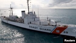 Archivo - El buque de la Guardia Costera Cutter Ingham a su llegada a Key West, Florida el 24 de noviembre de 2009.