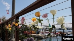 Flores en memoria de las víctimas del incendio de bote en California. 