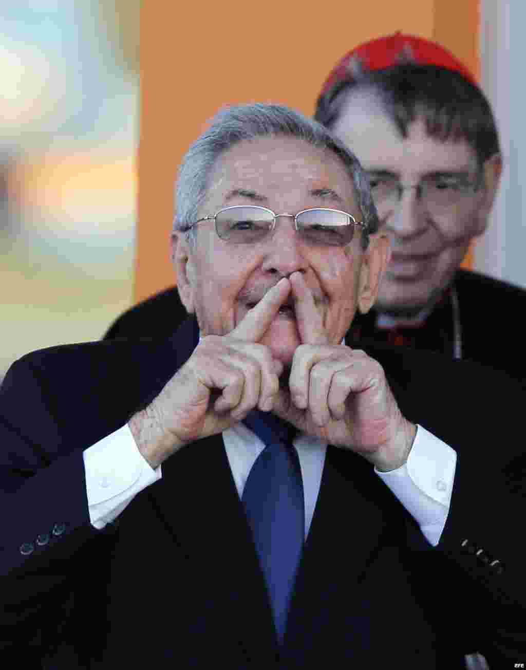 El presidente cubano, Raúl Castro, saluda a la prensa tras despedir al papa Francisco.