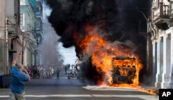 Arde una guagua en Belascoain, Centro Habana. AP Photo/Ismael Francisco)