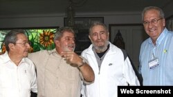 Encuentro en Punto Cero de Lula da Silva con el exdictador cubano Fidel Castro. Ese mismo día el brasileño había visitado junto a Raúl Castro las obras del Mariel antes de un almuerzo. Junto a ellos, Franklin Martins, jefe de Comunicación de Lula.