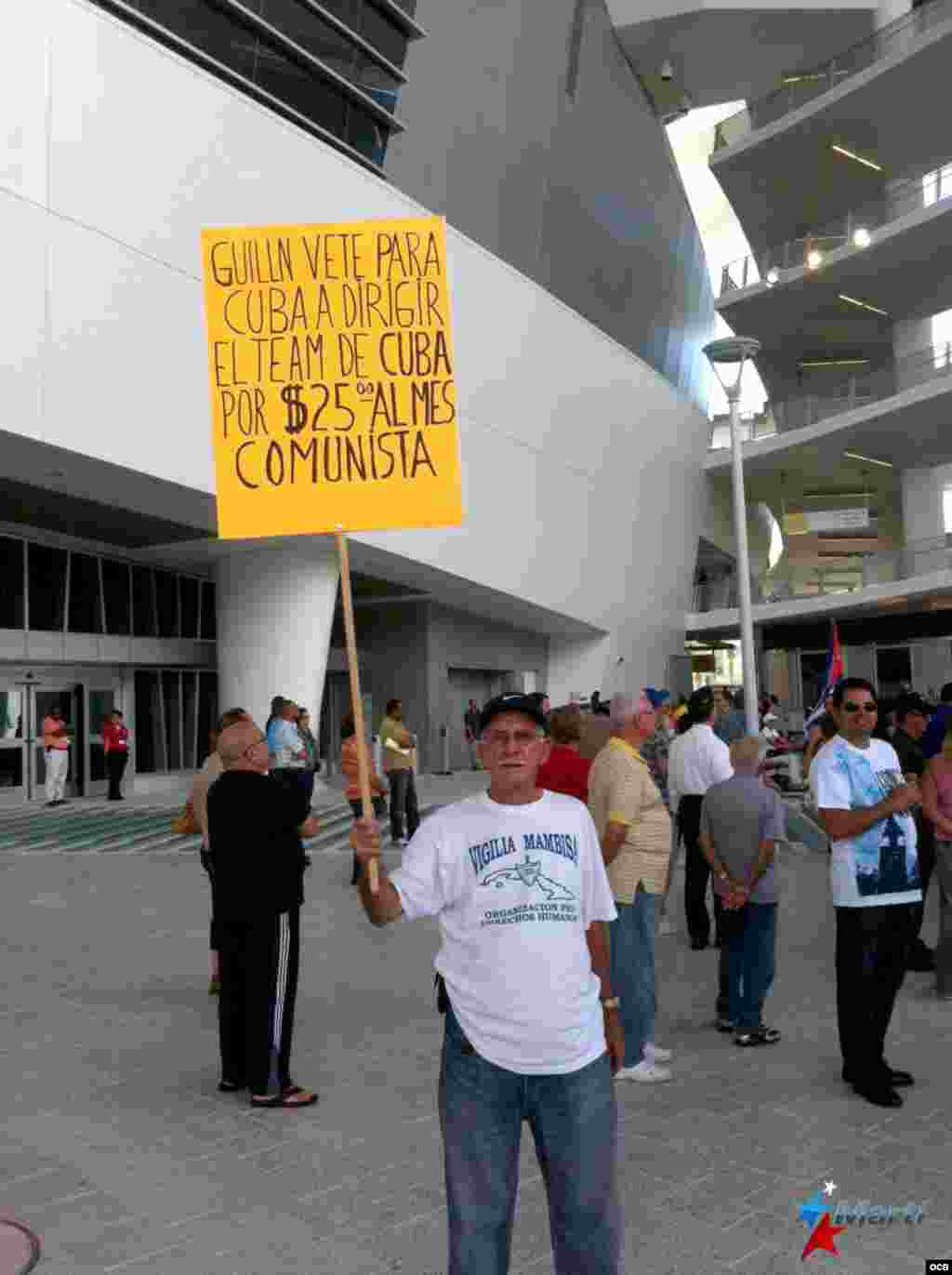 Decenas de personas escuchan las palabras de Ozzie Guillén en vivo a las aceras del nuevo estadio de los Miami Marlins.