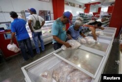Cubanos compran pollo congelado en un supermercado de La Habana.