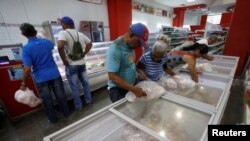 Cubanos compran pollo congelado en un supermercado de La Habana. (Reuters).