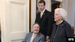 Foto de archivo: Bush padre y su esposa Barbara asisten a un acto en la Casa Blanca en mayo de 2012
