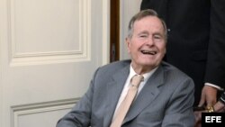 El ex presidente estadounidense George H.W. Bush dama Barbara Bush asisten a un acto en la Casa Blanca en mayo de 2012