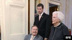 El ex presidente estadounidense George H.W. Bush y la ex primera dama Barbara Bush asisten a un acto en la Casa Blanca en mayo de 2012.