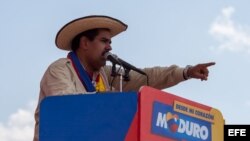 El presidente encargado de Venezuela y candidato a la presidencia del país, Nicolás Maduro, participa en un acto de su campaña, en San Carlos (Venezuela) hoy, jueves 4 de abril del 2013