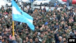 Cientos de agentes de Gendarmería se suman a la movilización que iniciaron el martes los guardacostas en protesta por la aplicación de un decreto de regularización salarial. 