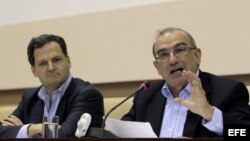El expresidente de Colombia, Humberto de la Calle (d), jefe de la delegación del Gobierno colombiano, lee un comunicado sobre el estado de las negociaciones de paz que se llevan a cabo con la guerrilla de las FARC,en La Habana.