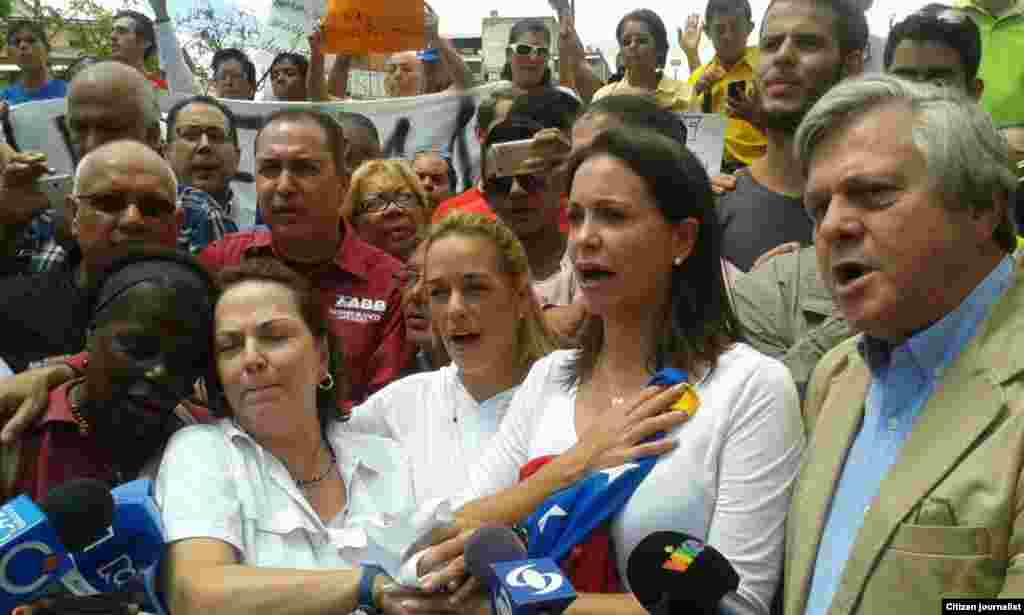María Corina, Lilian Tintori y la esposa del Alcalde de Caracas, Mitzy Capriles, junto a otros opositores.