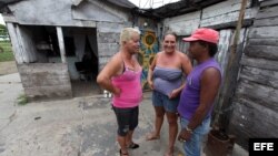 El transexual cubano José Agustín Hernández González (Adela-i) conversa con vecinos en el poblado de Caibarién, Villa Clara (Cuba).