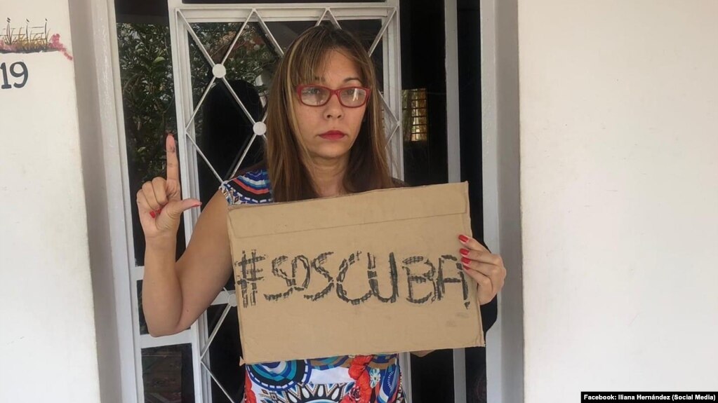 La periodista independiente y reportera de CiberCuba, Iliana Hernández, en La Habana, sin permiso de salir de su hogar.