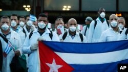 Una delegación de médicos cubanos enviada a Italia. (AP Photo/Antonio Calanni)