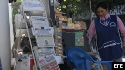 Vista general de un quiosco de venta de periódicos en Quito, Ecuador, donde aparece el diario El Universo.