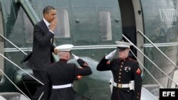 Fotografía de archivo del presidente de Estados Unidos, Barack Obama, cuando llegaba el 21 de marzo de 2011 a la base aérea de Galeao, en Río de Janeiro, para embarcar en el Air Force One rumbo a Chile, la segunda etapa de su gira por América Latina.