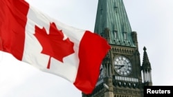 Bandera de Canadá en el Parlamento de Ottawa.