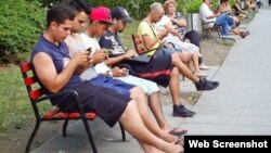 En un parque de Santa Clara usan celulares.