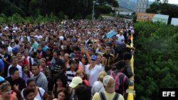 Venezolanos cruzan la frontera con Colombia para comprar víveres, artículos de primera necesidad y medicamentos. (Archivo)