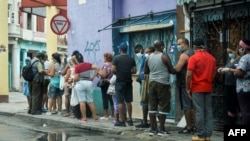 Cubanos hacen colas en la capital