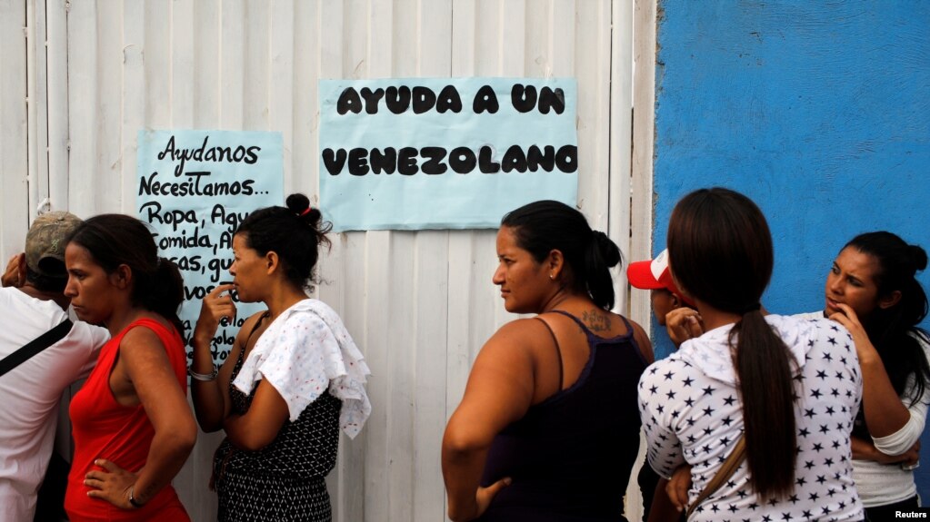 Venezolanos hacen fila para almorzar en un comedor comunitario en Cúcuta.