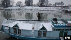 Casa flotante en el río Jehlum en Srinagar, capital de verano del estado indio de Cachemira.