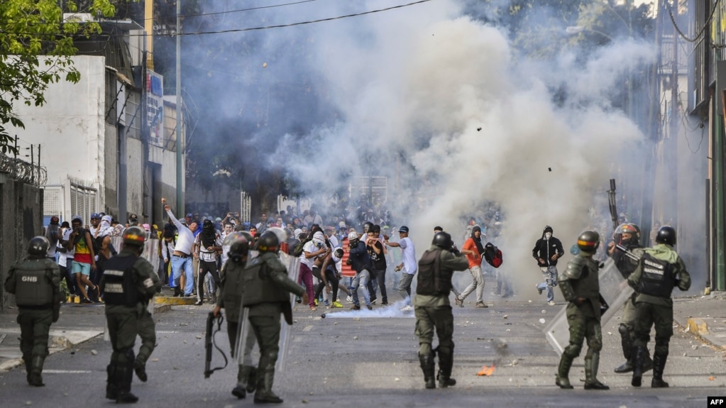 Enfrentamiento entre manifestantes y la guardia en Venezuela.