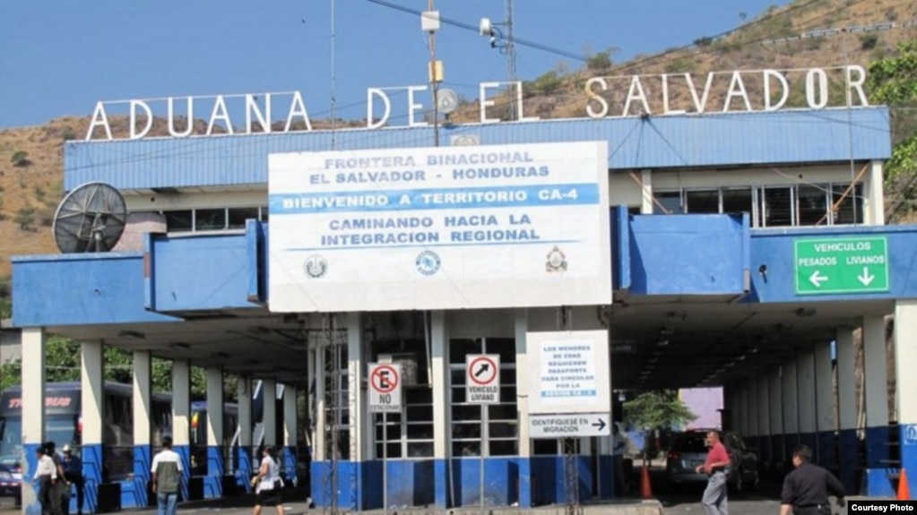 En el paso de El Amatillo, entre Honduras y El Salvador, detienen a menudo a cubanos sin documentos.