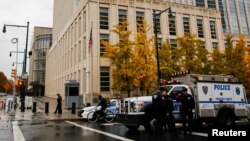 La policía custodia la corte donde juzgarán a Joaquín "El Chapo" Guzman.