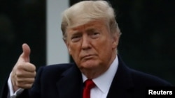 El presidente Donald Trump saluda en la Casa Blanca.
