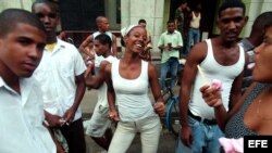 Jóvenes cubanos bailan esta tarde en la calle Galiano. EFE