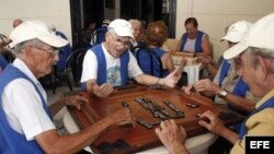 Un grupo de ancianos españolesjuegan al dominó en la Sociedad Canaria de Cuba Leonor Pérez en La Habana.