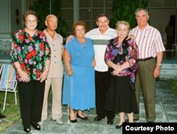 Yavoz(d) con Raúl Castro (c) y el fallecido mariscal Sokolov (i) y sus esposas.