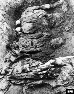 Restos de oficiales y soldados polacos asesinados en Katyn y lanzados a fosas comunes por ordenes de Stalin.