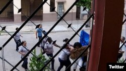 Fuerzas represivas detienen a Damas de Blanco frente a su sede en La Habana. (Foto: Angel Moya)
