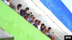 Vista de algunos jóvenes que viven en el albergue para menores La Gran Familia observando una marcha a favor de la fundadora del centro, Rosa del Carmen Verduzco, conocida como "Mamá Rosa", hoy, jueves 17 de julio de 2014, en la ciudad mexicana de Zamora,