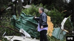 Un hombre recoge las pertenencias de su casa arrasada por el paso de un tornado en Granbury, Texas, Estados Unidos.