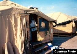 Tienda de campaña de los balseros cubanos después de que se mejoraran las condiciones de los campamentos.