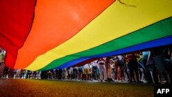 La bandera de la comunidad LGBTQI+ en una marcha en Cuba.
