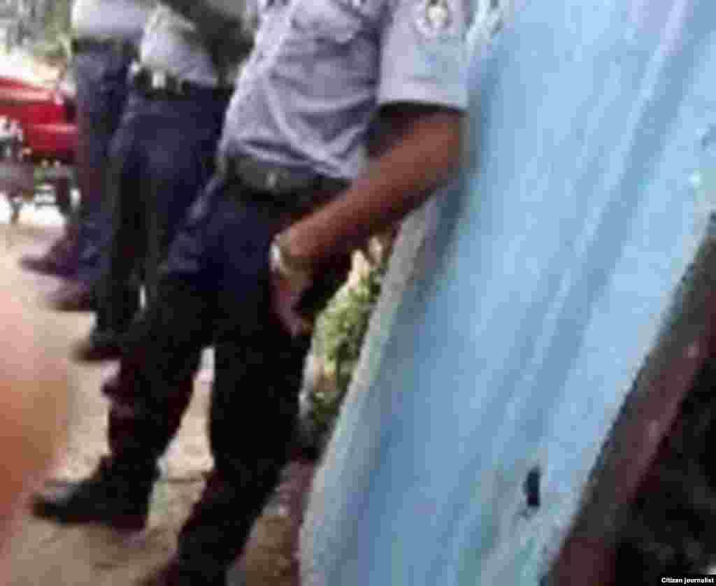 Reporta Cuba Policía en casa de ciudadana en Bayamo Foto Roberto Rodriguez