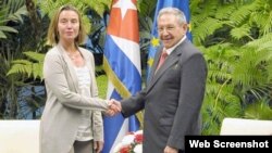 Raúl Castro recibe a la jefa de la diplomacia de la Unión Europea Federica Mogherini, en enero de 2018. (Archivo)