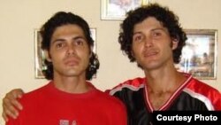 Los hermanos Marcos Maikel y Antonio Michel Lima Cruz, fueron condenados a tres y dos años de prisión, respectivamente, por salir a la calle con una bandera cubana, bailar con la música de Los Aldeanos, y gritar frases antigubernamentales en Cuba