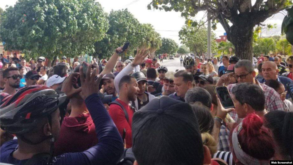 Masiva protesta en La Candonga, Santa Clara. (Captura de imagen/CubaNet)