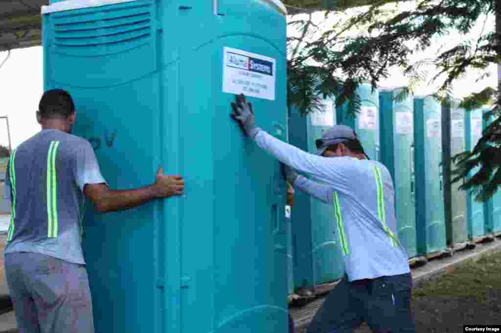 Instalación de baños portátiles para albergues de los cubanos en Costa Rica.