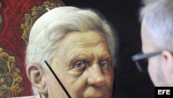 El artista Michael Triegel conocido como "Papstmaler" (el pintor del papa) trabaja en su segundo retrato del papa Benedicto XVI en su estudio en Leipzig (Alemania).