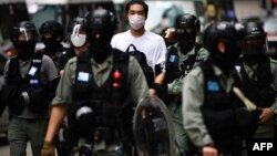 Activista chino detenido por la policía en Hong Kong (Anthony Wallace / AFP). 